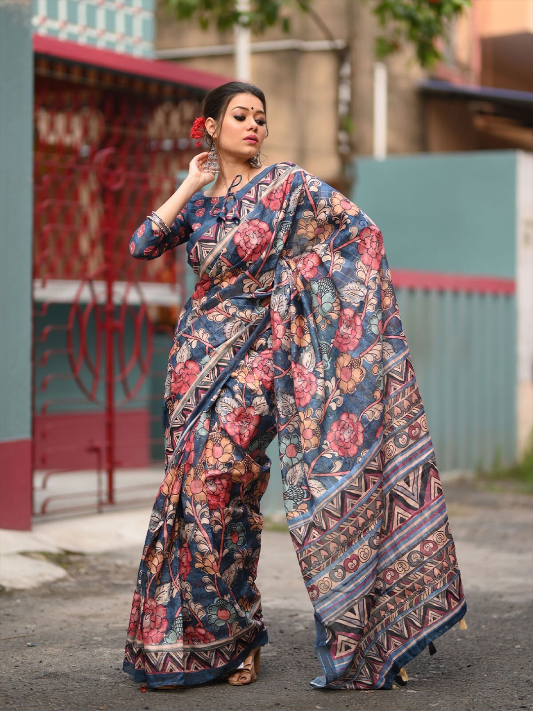 

ODETTE Blue and Pink Kalamkari Printed Linen Blend Saree