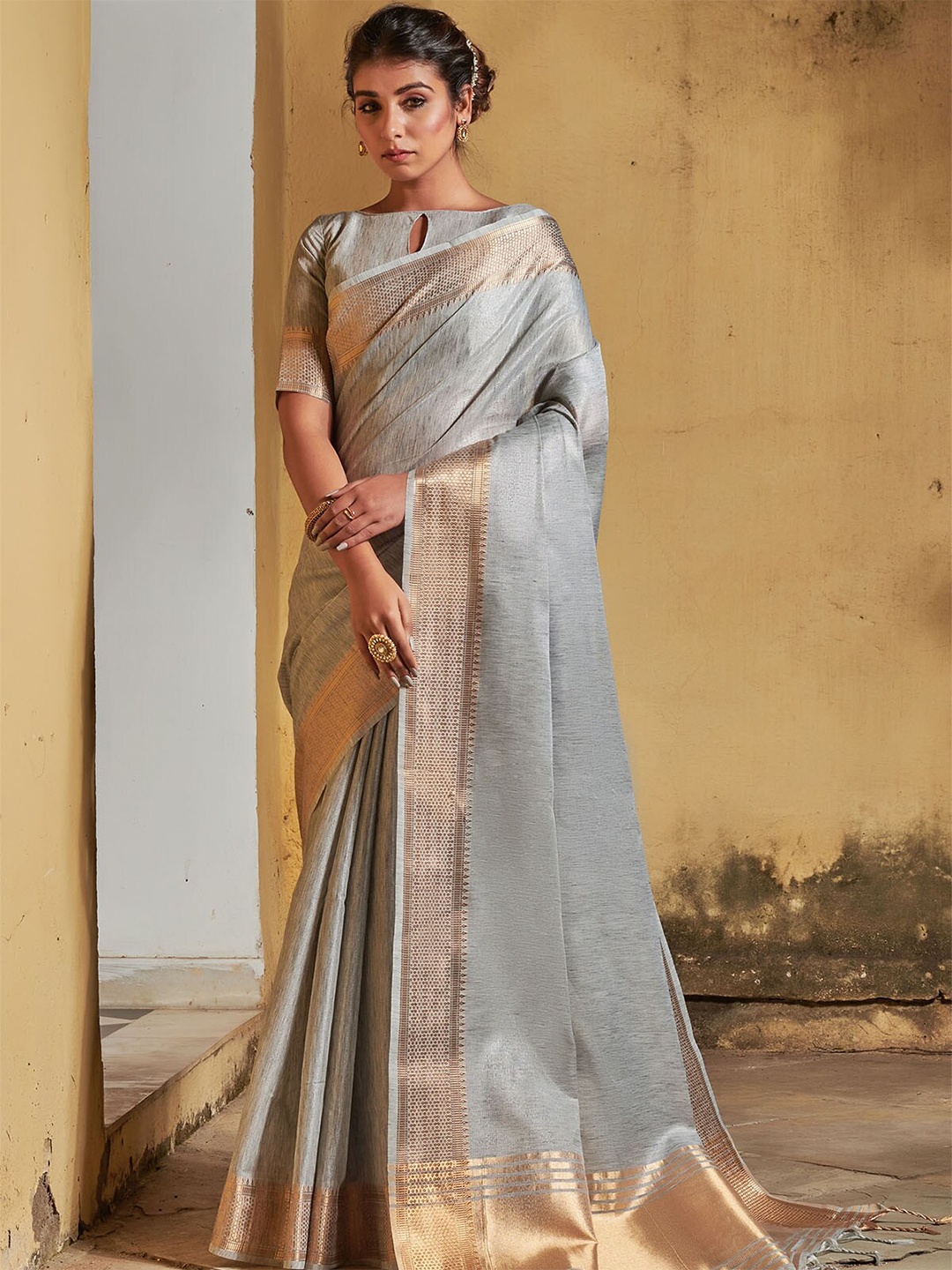 

ODETTE Grey & Gold-Toned Zari Silk Blend Maheshwari Saree