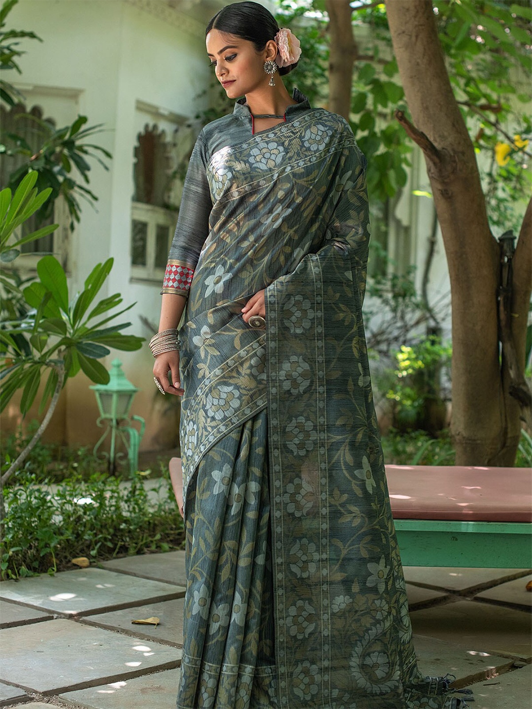 

ODETTE Grey & Gold-Toned Floral Zari Silk Blend Saree