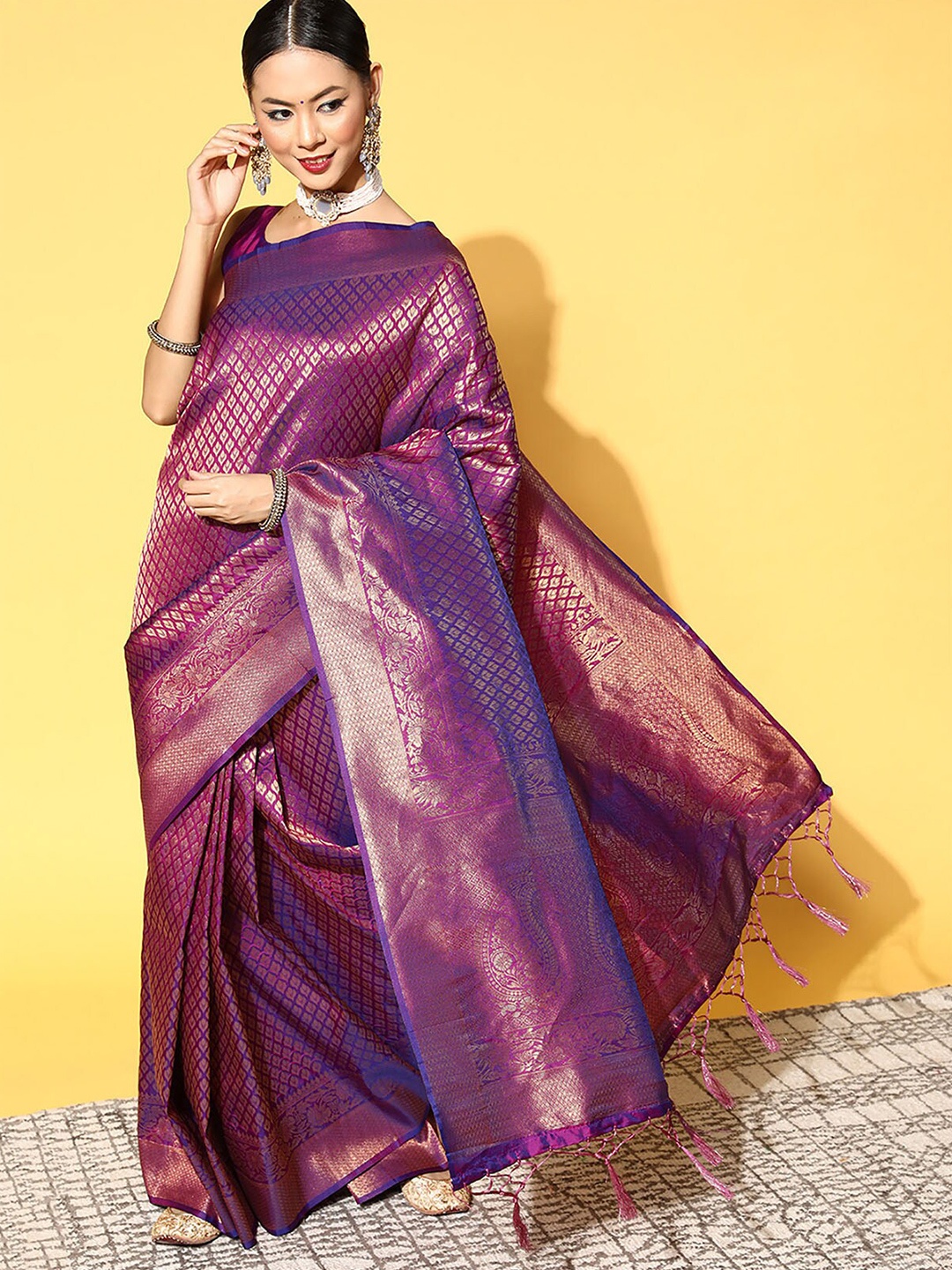 

ODETTE Magenta & Gold-Toned Woven Design Zari Silk Blend Saree