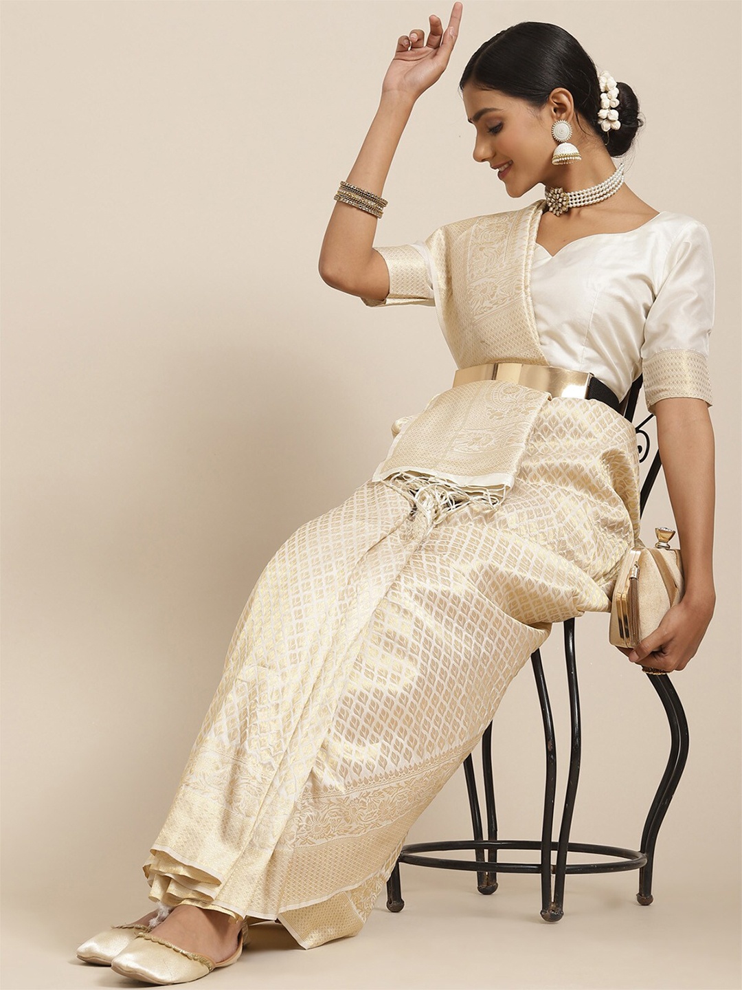 

ODETTE Cream-Coloured & Gold-Toned Woven Design Zari Silk Blend Kanjeevaram Saree