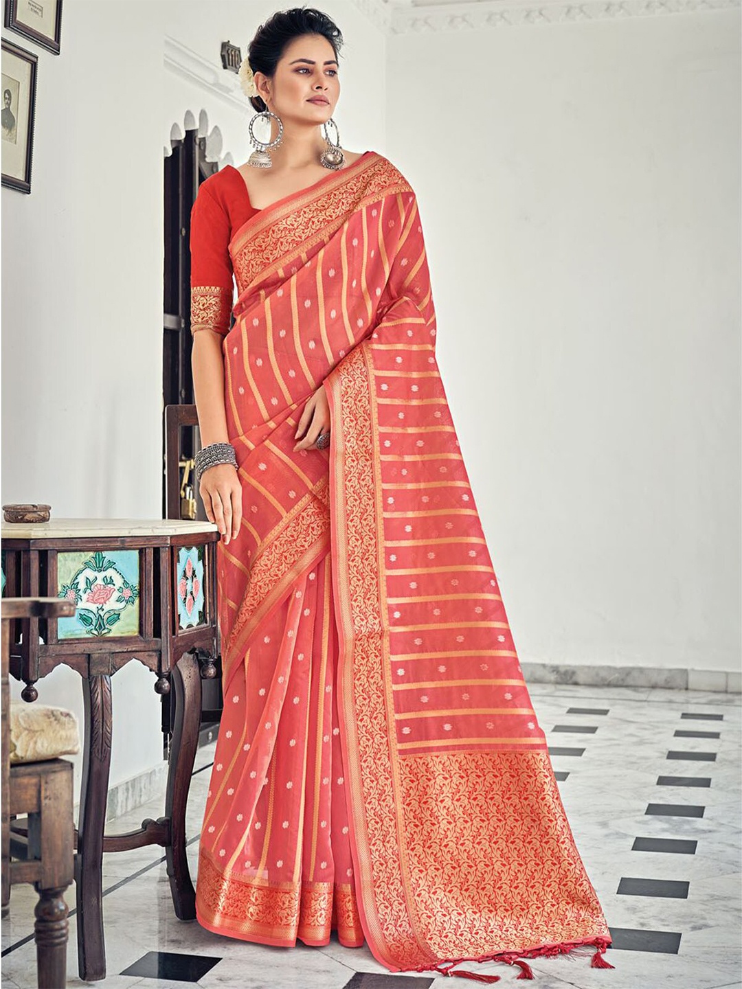 

ODETTE Peach-Coloured & Gold-Toned Woven Design Zari Organza Saree