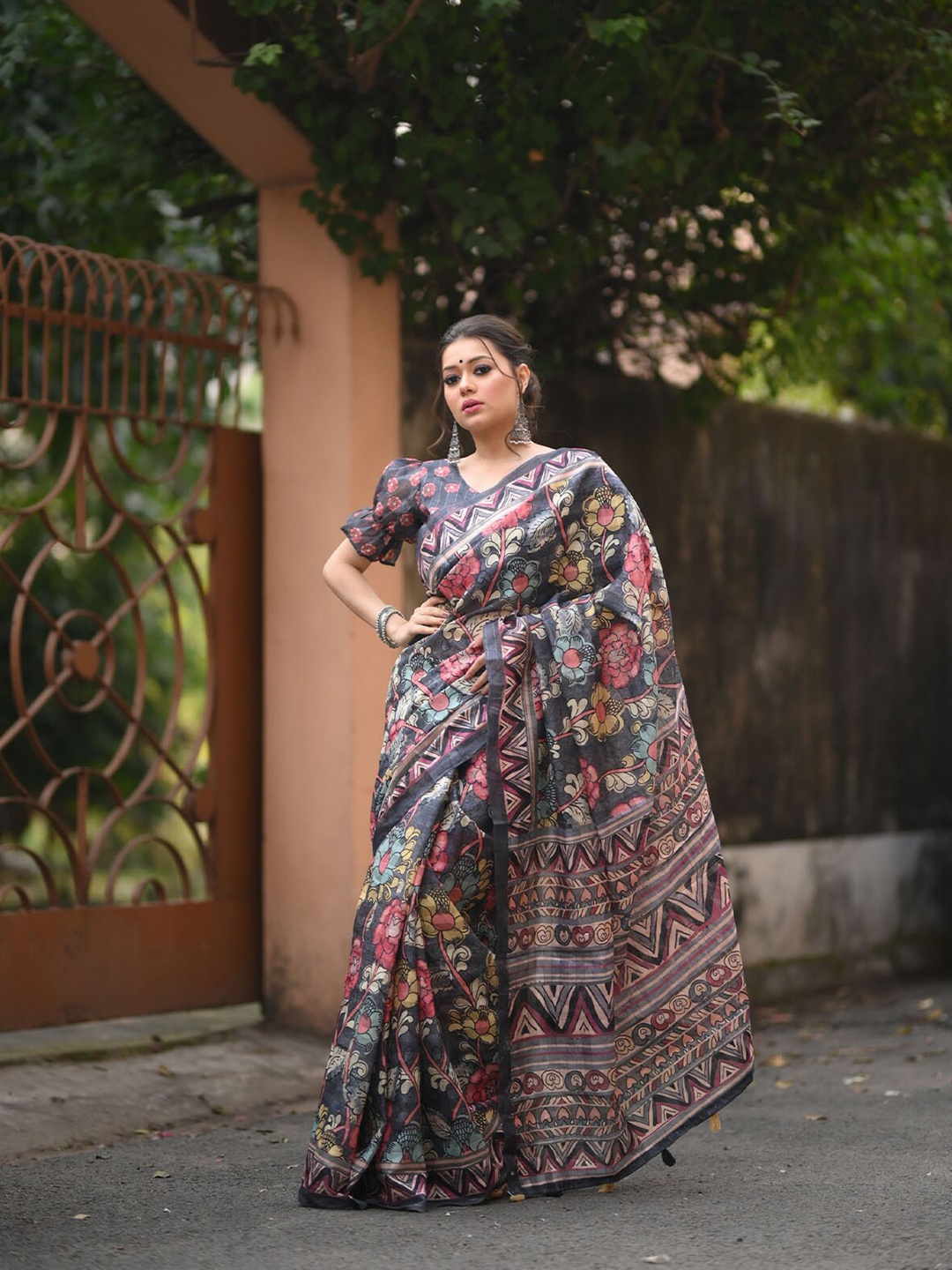 

ODETTE Grey & Pink Kalamkari Linen Blend Saree