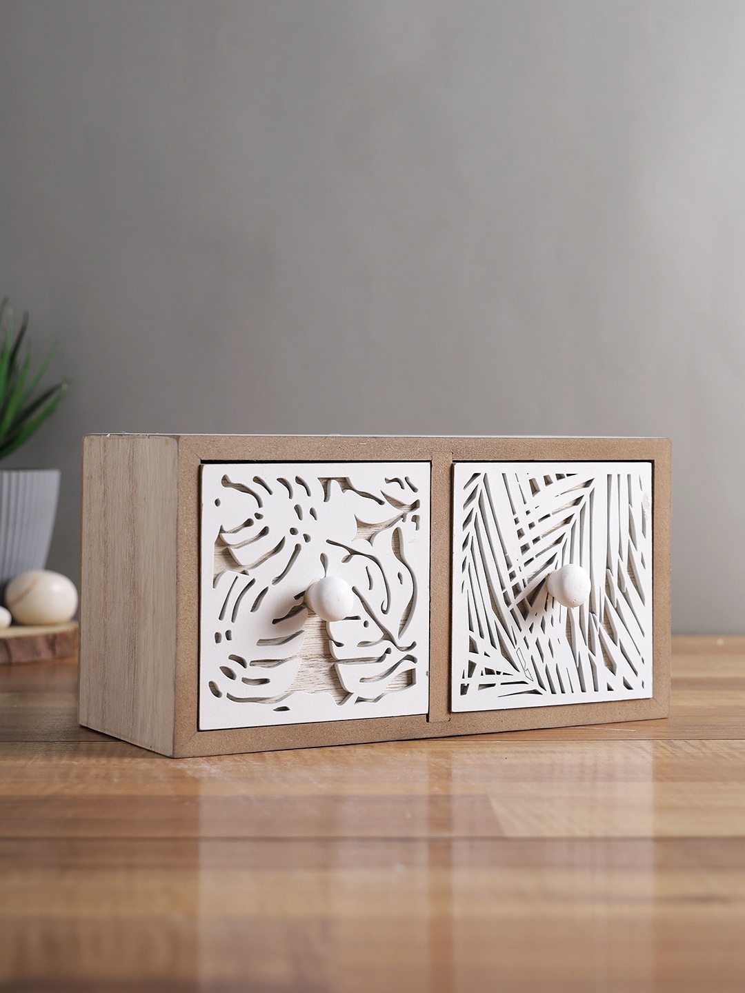 

Aapno Rajasthan Beige & White Self-Design Wooden Jewellery Organiser