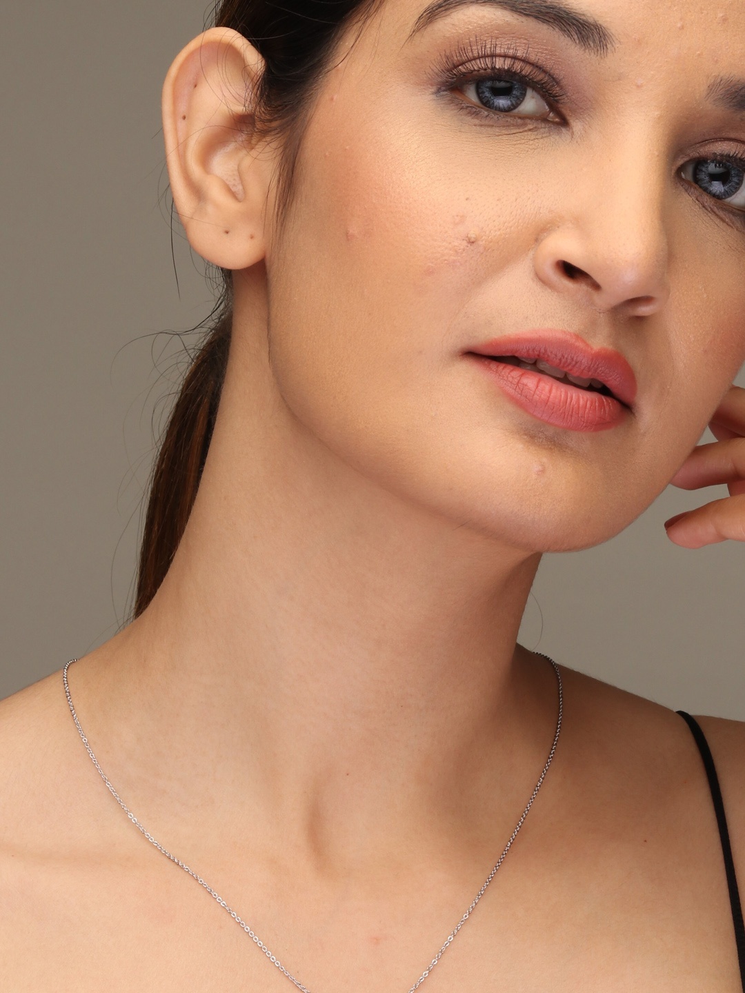 

LAIDA Women Silver-Plated & White Stone Studded Clover Circle-Shaped Pendant With Chain