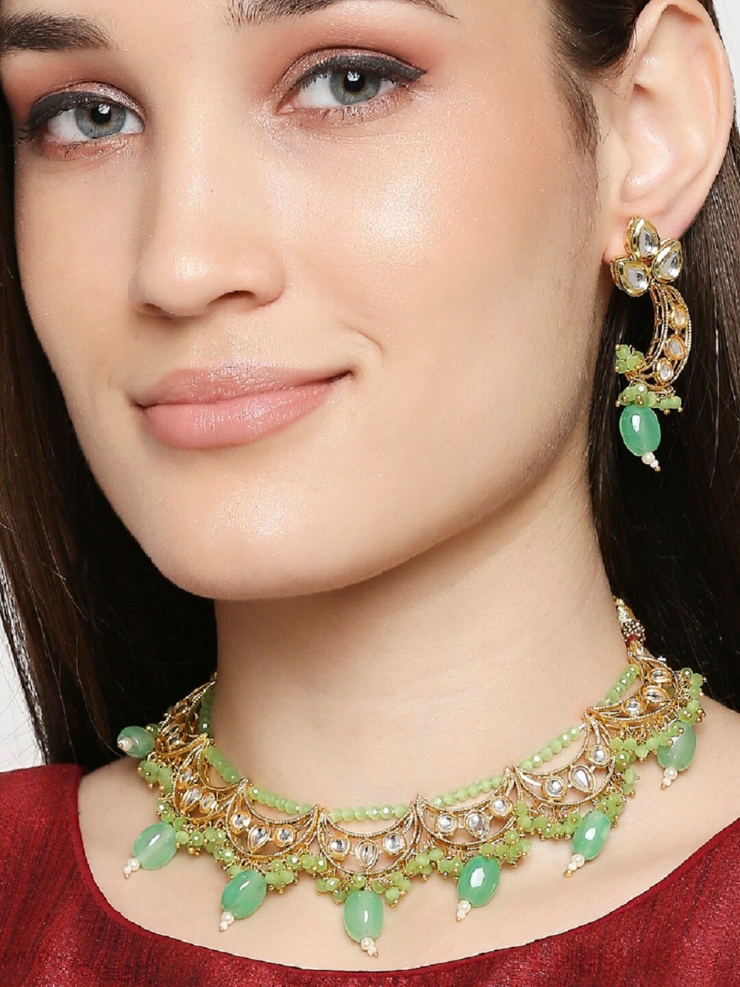 

OOMPH Gold-Toned Green & White Kundan Studded and Beaded Jewellery Set