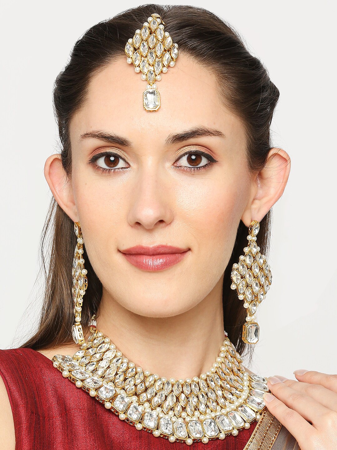 

OOMPH Gold-Toned White Kundan Studded and Beaded Jadau Jewellery Set with Maang tikka