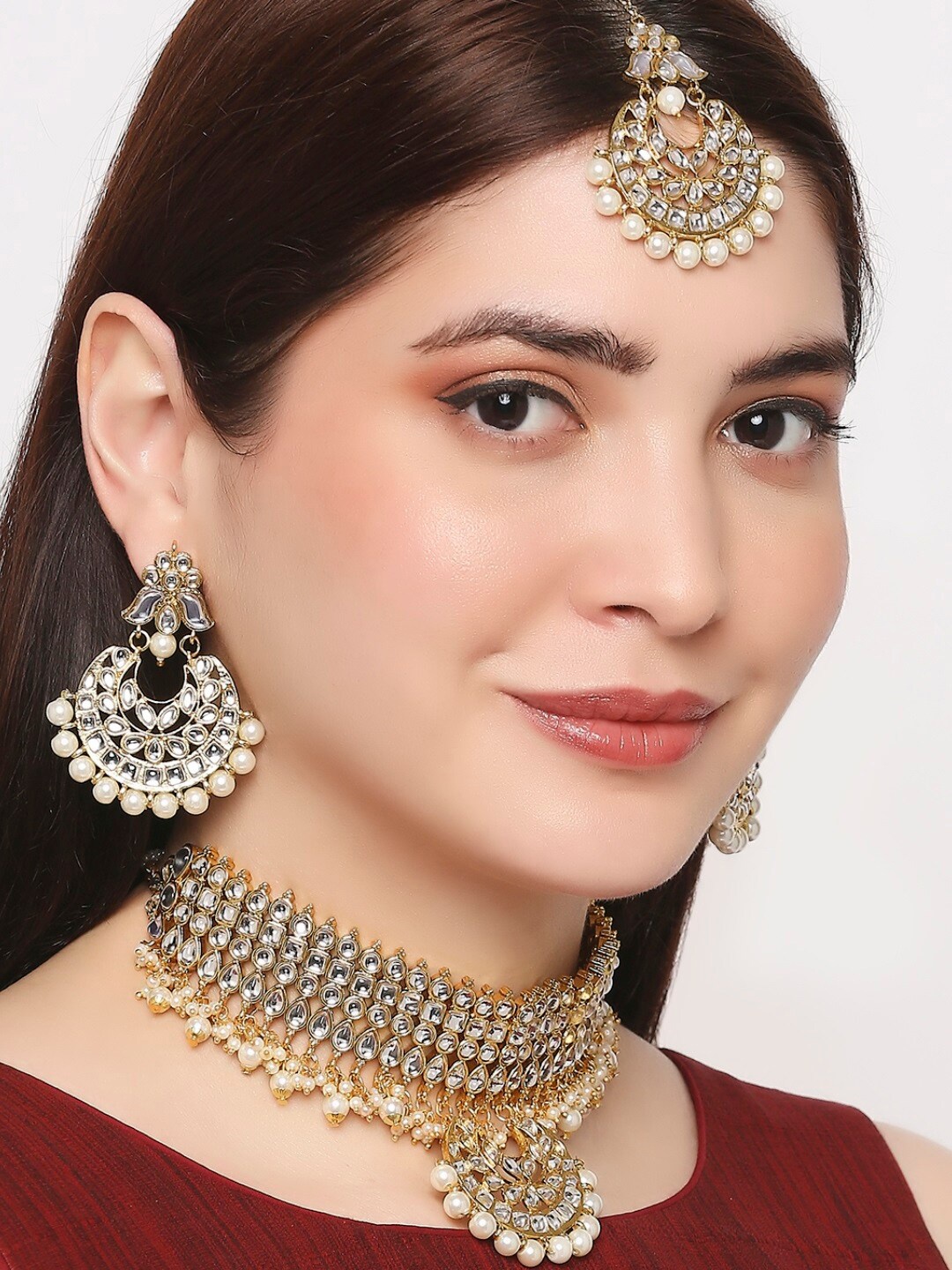

OOMPH Gold-Toned White Kundan Studded and Beaded Jewellery Set with Maang tikka