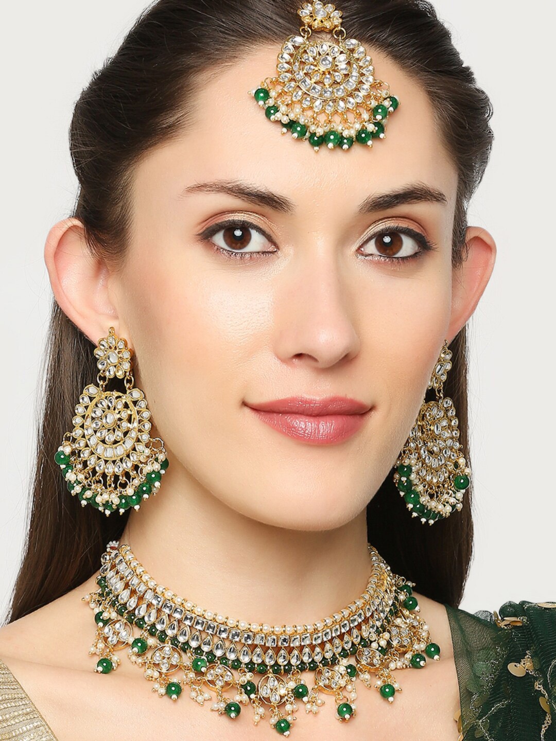 

OOMPH Gold-Toned Green & White Kundan Studded & Beaded Jadau Jewellery Set