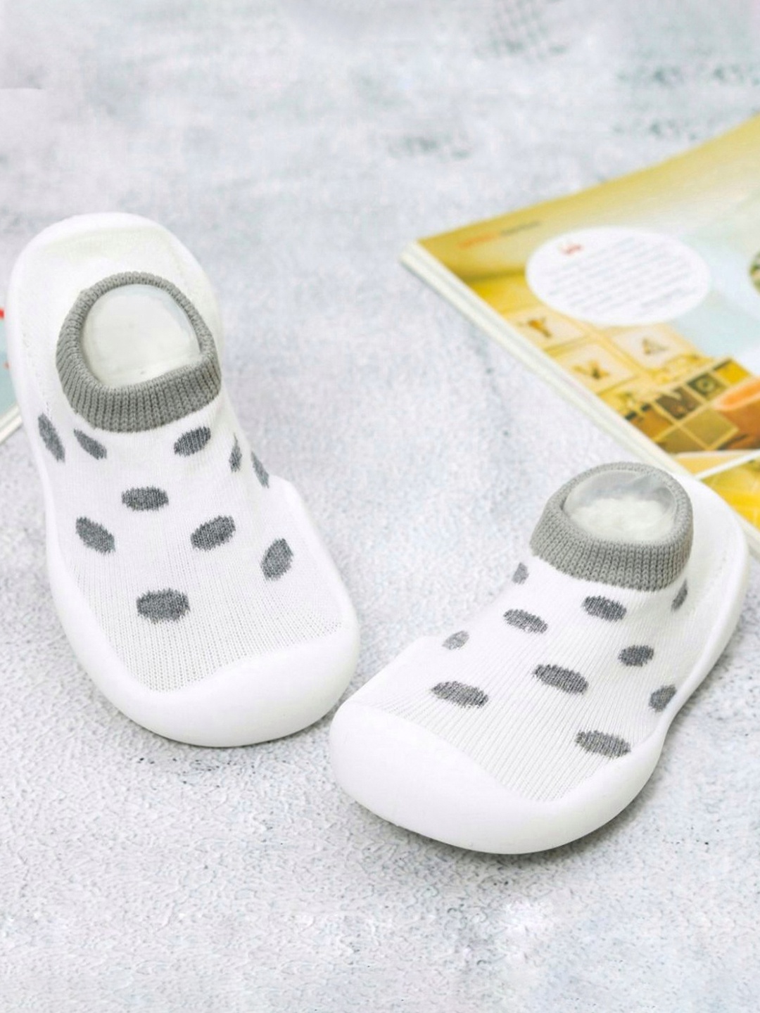 

Yellow Bee Boys Grey Polka Dot Patterned Ankle Length Shoe Socks