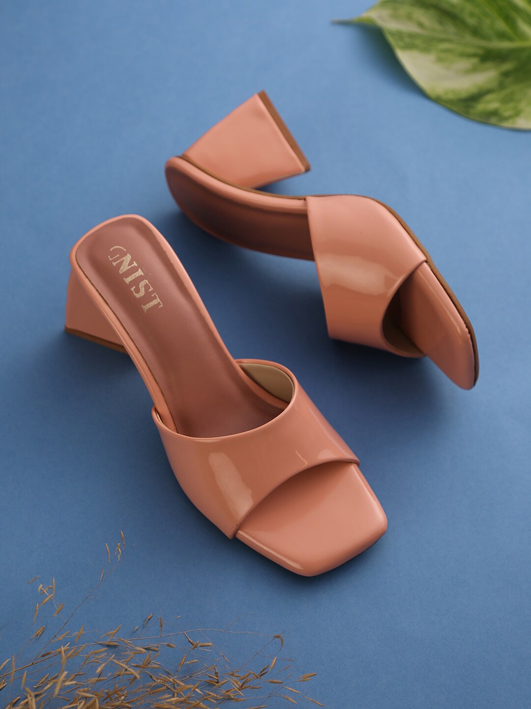 

GNIST Peach-Coloured Block Sandals with Buckles