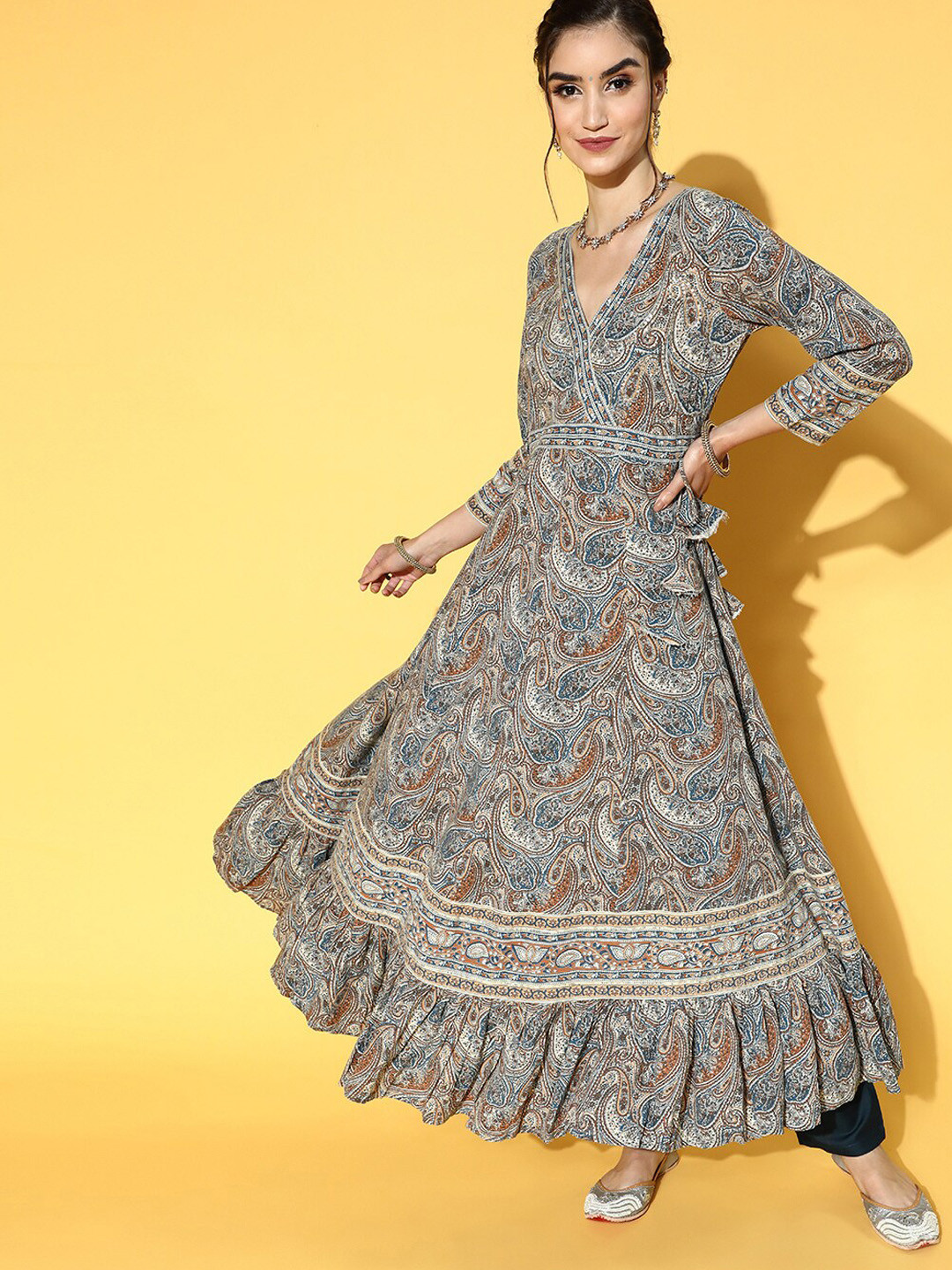

kipek Women Off White & Blue Paisley Printed Anarkali Kurta