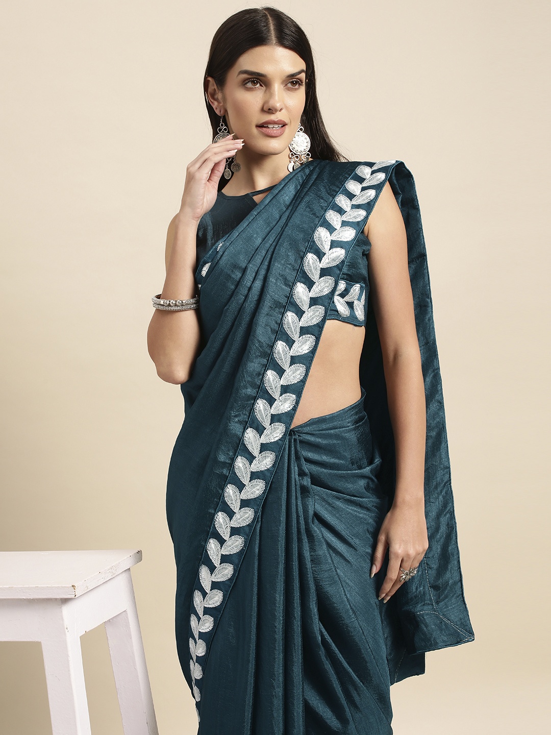 

Vaidehi Fashion Floral Silk Blend Saree, Green