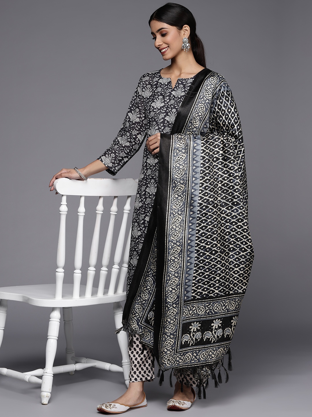 

Varanga Women Black Floral Printed Kurta with Trousers & Dupatta