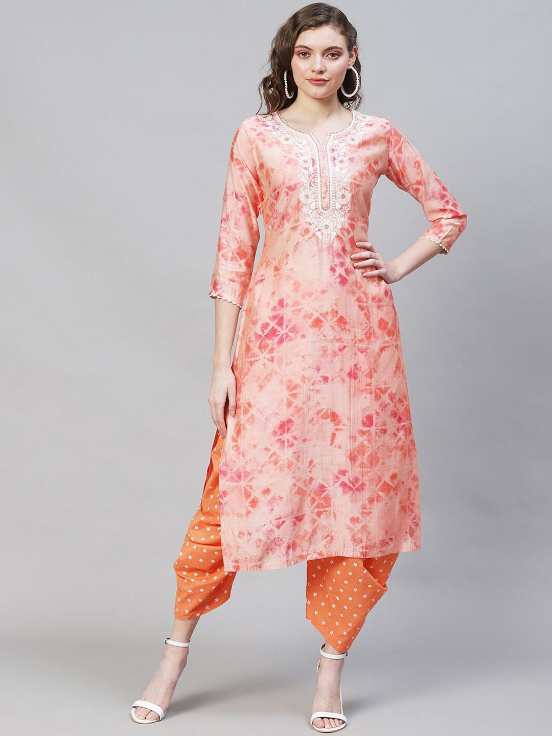 

FASHOR Women Peach-Coloured Floral Dyed Thread Work Kurta