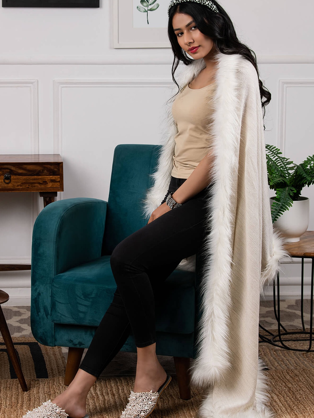 

Rhe-Ana Women Faux Fur Solid Stole, White