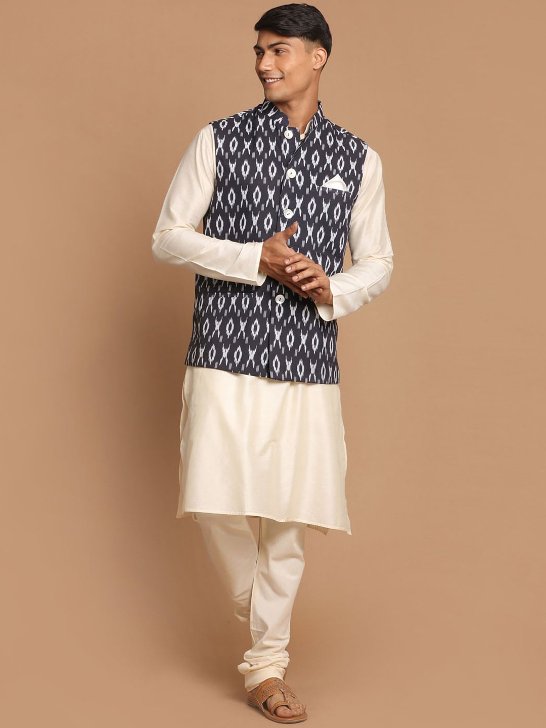 

VASTRAMAY Men Kurta with Pyjamas & Nehru Jacket, Cream