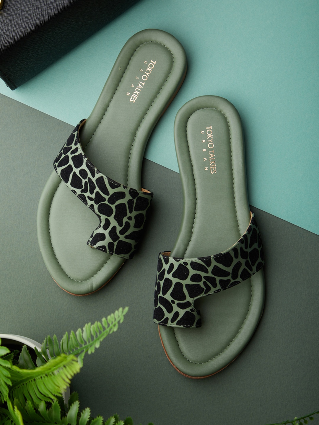 

Tokyo Talkies Women Green & Black Printed One Toe Flats