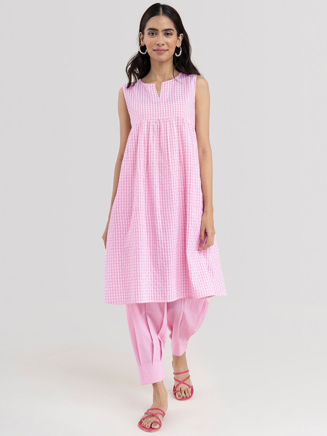 

Pink Fort Women Checked Sleeveless Pure Cotton Kurta With Salwar