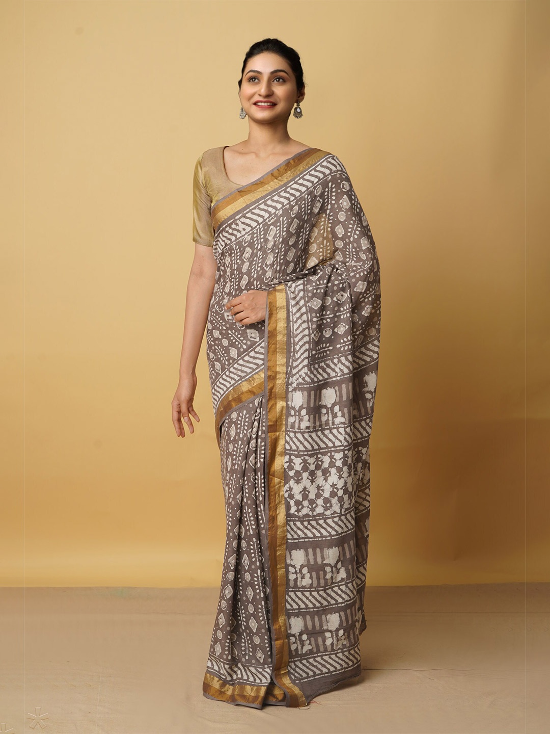 

Unnati Silks Grey & White Dabu Zari Pure Cotton Dabu Saree