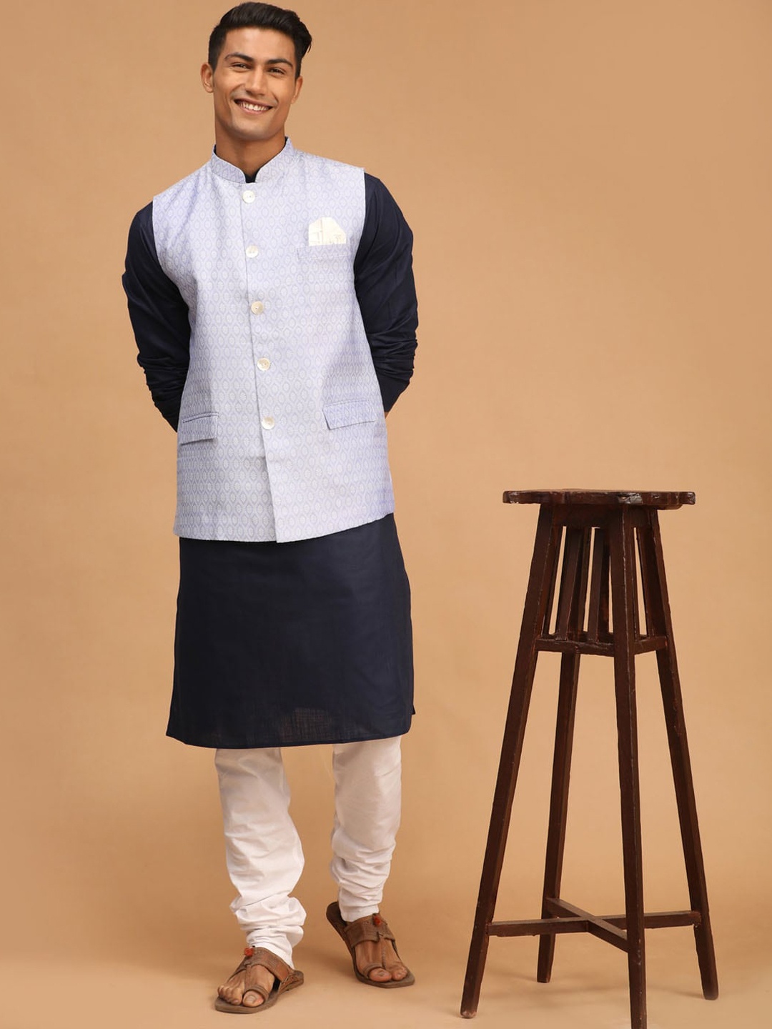 

VASTRAMAY Men Kurta & Pyjama With Printed Nehru Jacket, Navy blue