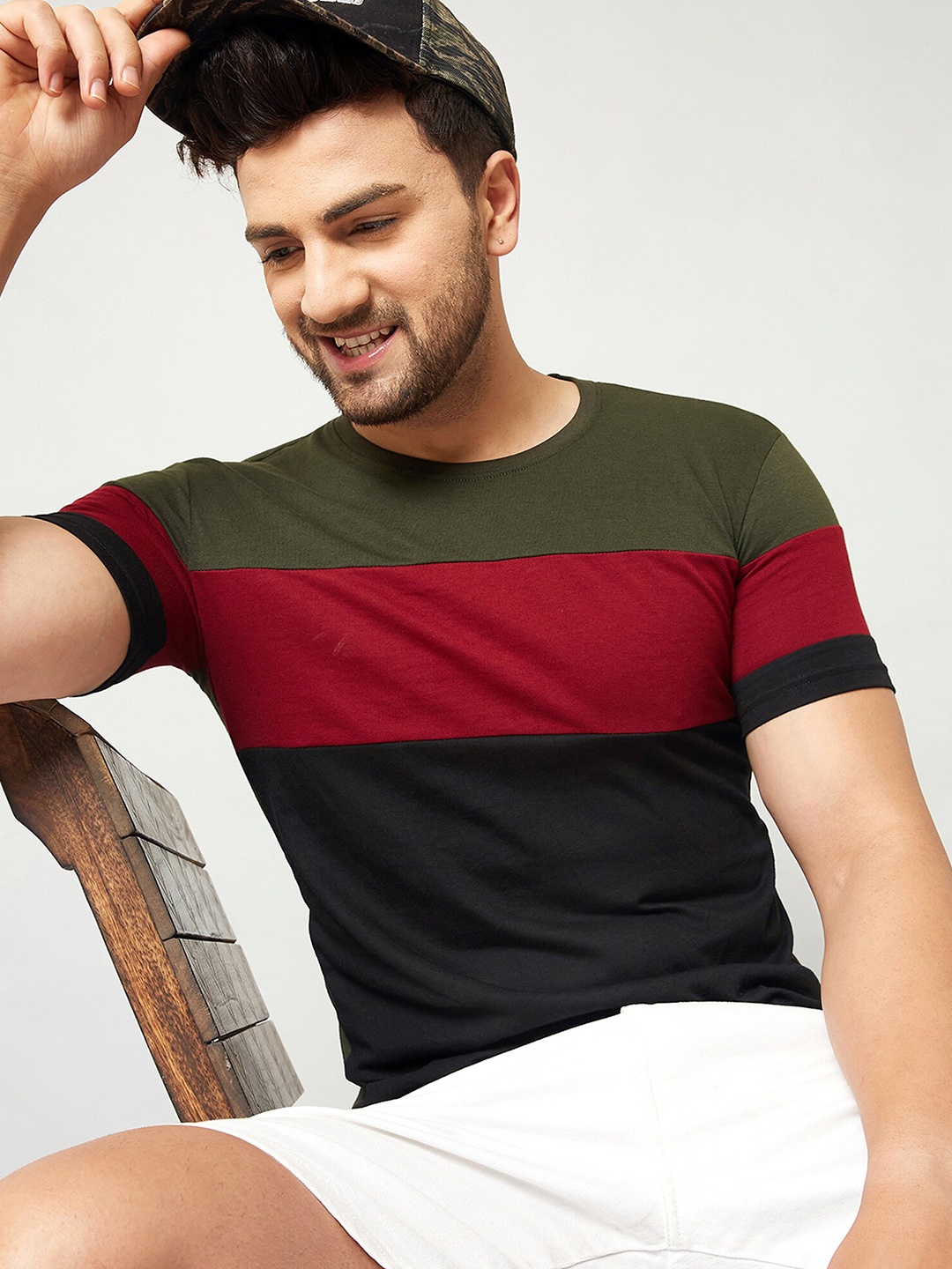 

GESPO Men Green & Red Colourblocked T-shirt