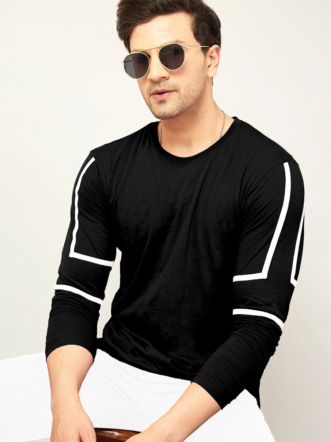 

GESPO Men Black & White Round Neck T-shirt