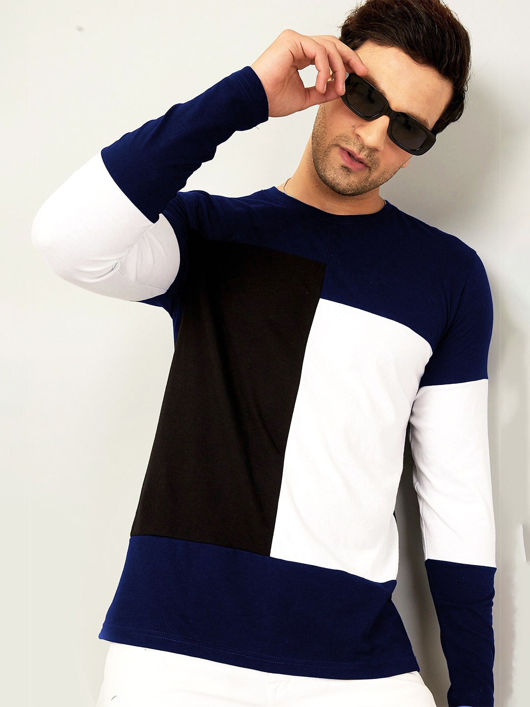 

GESPO Men Blue & White Colourblocked T-shirt