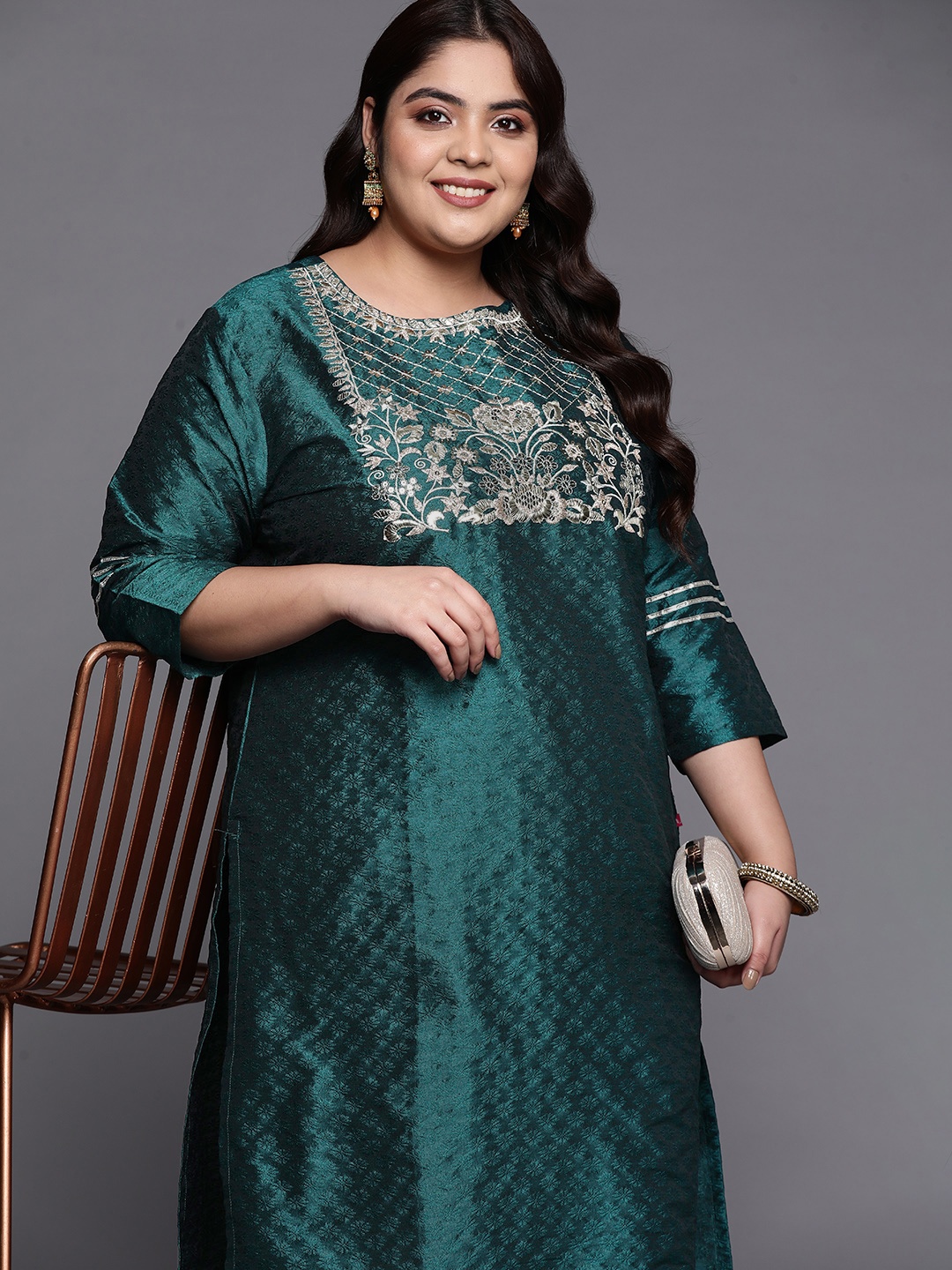 

Varanga Plus Size Women Floral Embroidered Kurta, Green