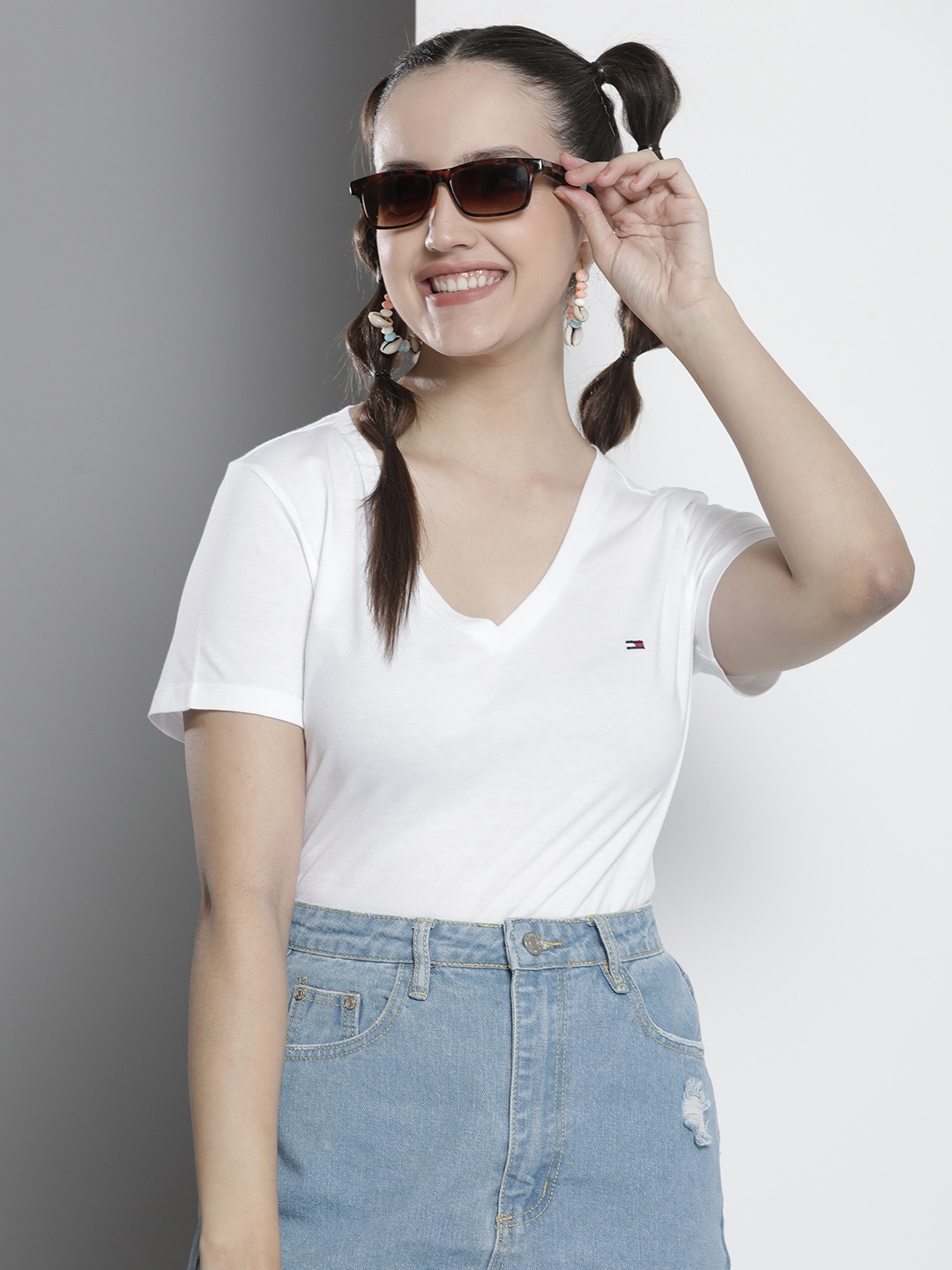 

Tommy Hilfiger Women White Brand Logo V-Neck T-shirt