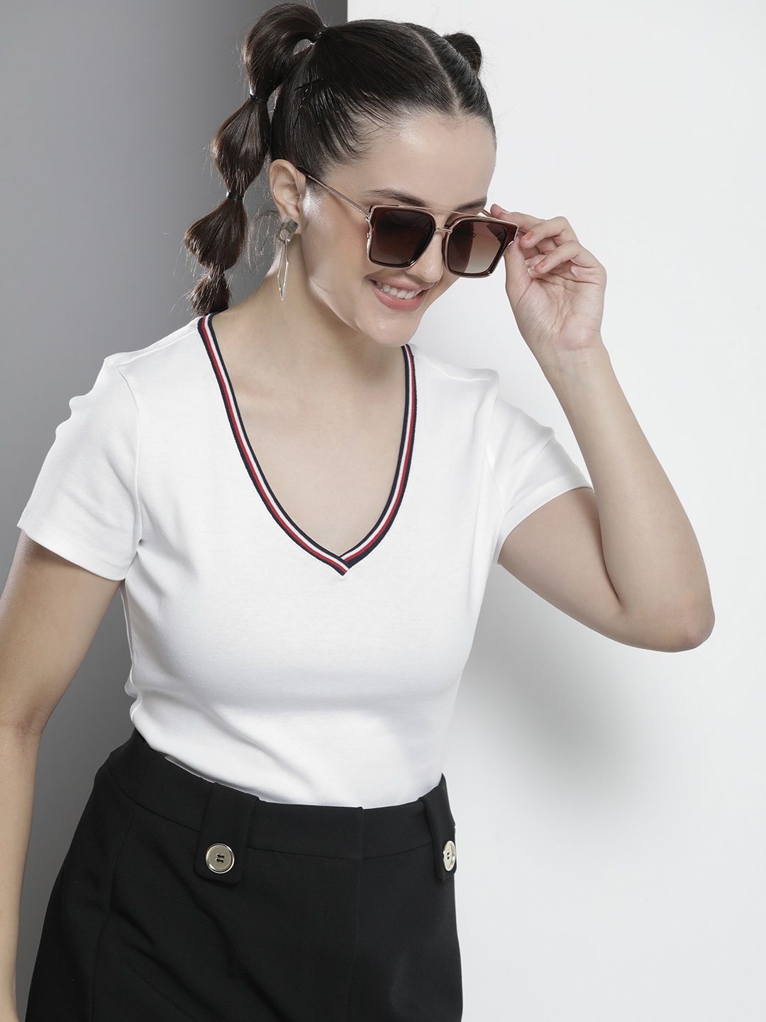 

Tommy Hilfiger Women White Pure Cotton Brand Logo V-Neck T-shirt