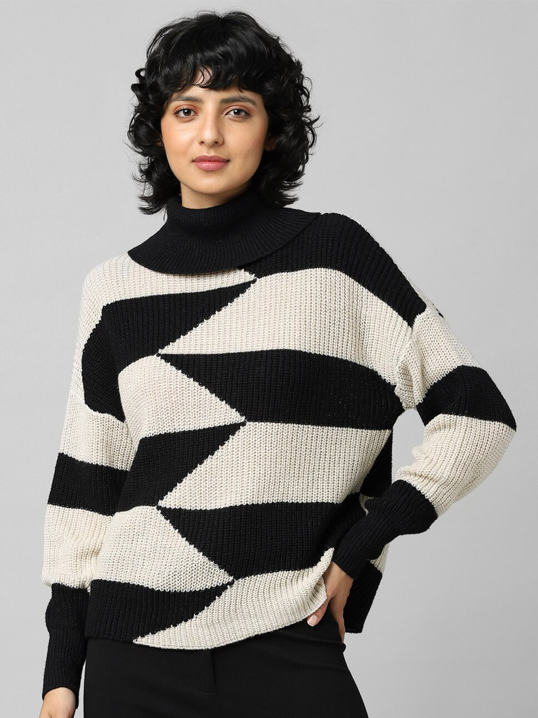 

ONLY Women Black & White ONLKASHA LIFE L S STRIPE ROLL Colourblocked Pullover
