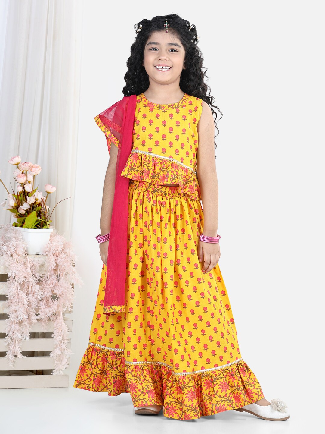 

Here&Now X Kinder Kids Girls Printed Ready to Wear Lehenga & Blouse With Dupatta, Yellow