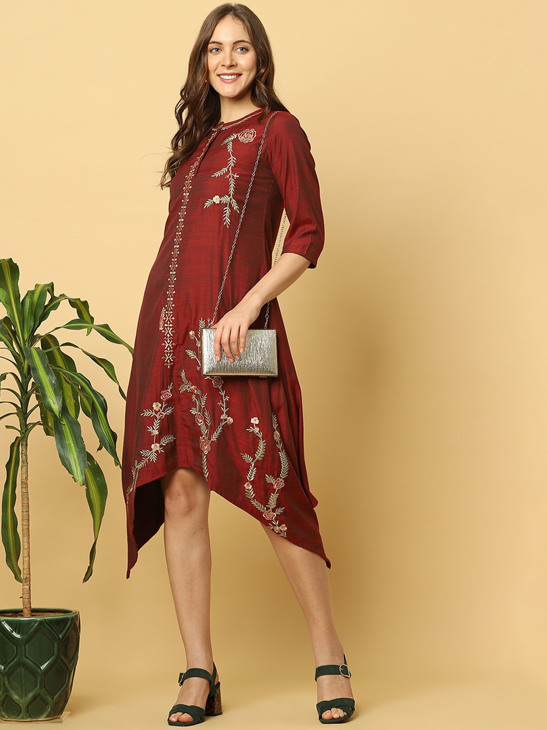 

Indifusion Women Maroon Embroidered Thread Work Chanderi Silk Kurta