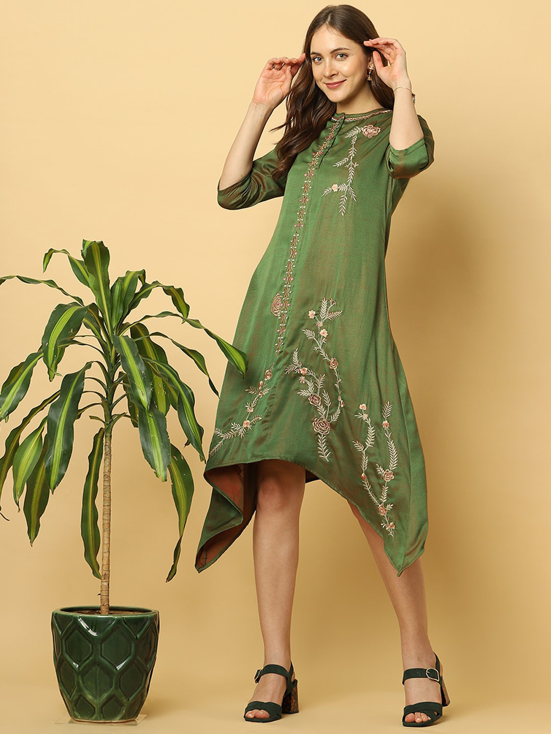 

Indifusion Women Green Floral Striped Thread Work Chanderi Silk Kurta