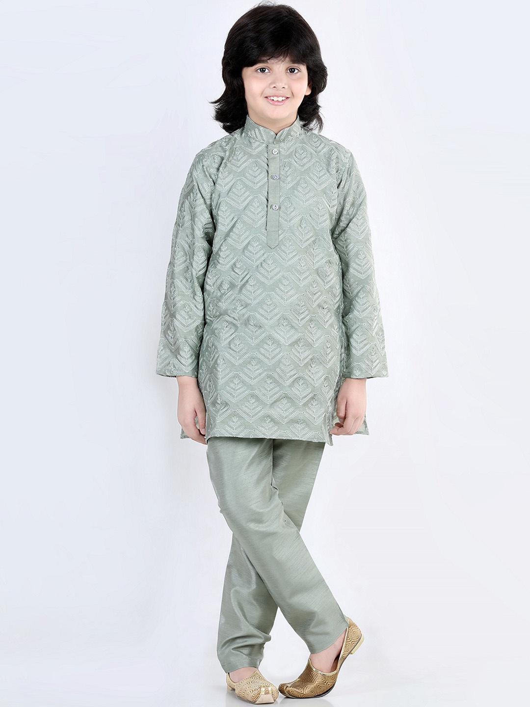 

Aj DEZInES Boys Green Embroidered Kurta with Pyjamas
