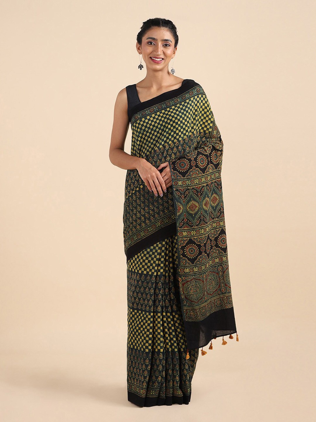 

Taneira Black & Yellow Ethnic Motifs Pure Cotton Saree