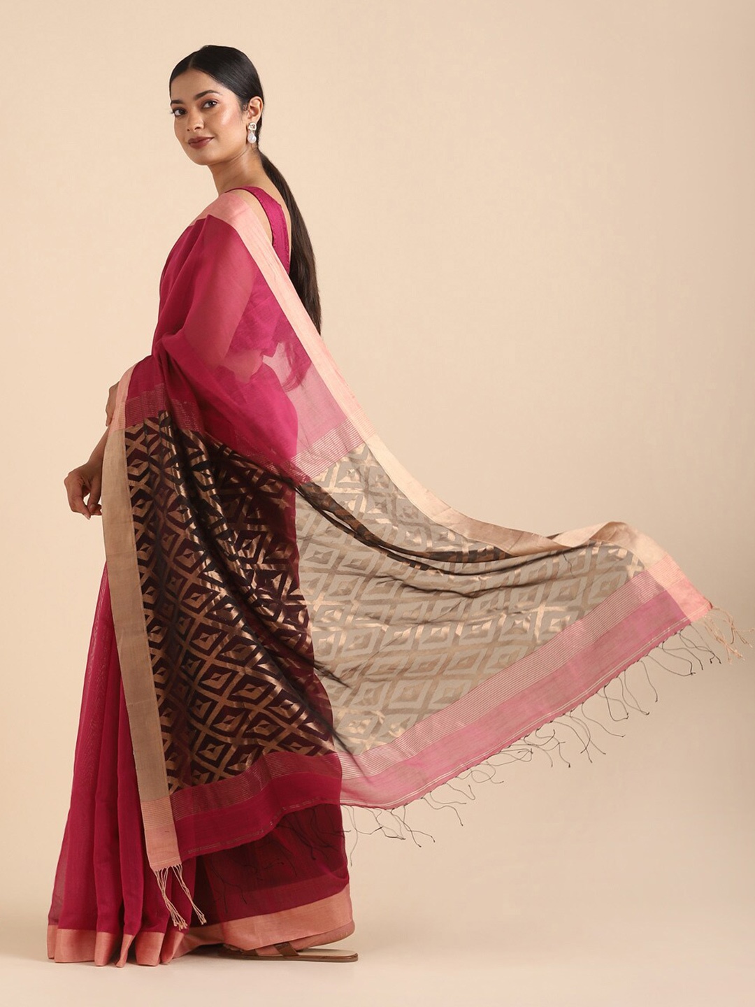 

Taneira Pink & Gold-Toned Zari Silk Cotton Saree