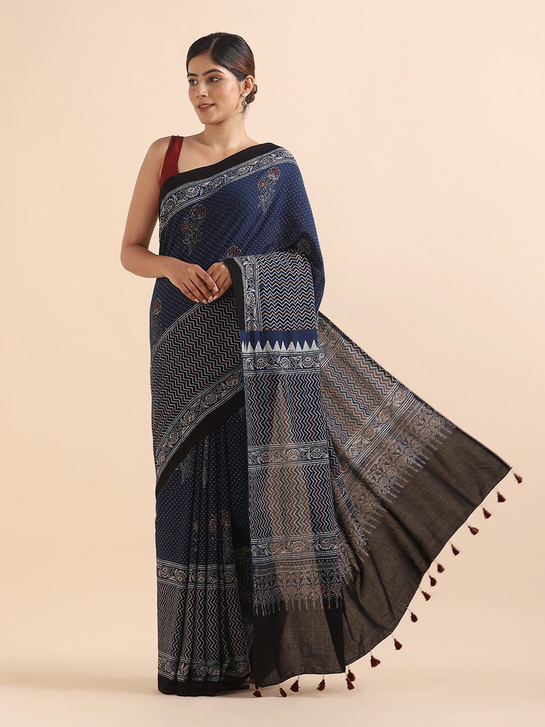 

Taneira Women Blue & Off White Floral Pure Cotton Saree