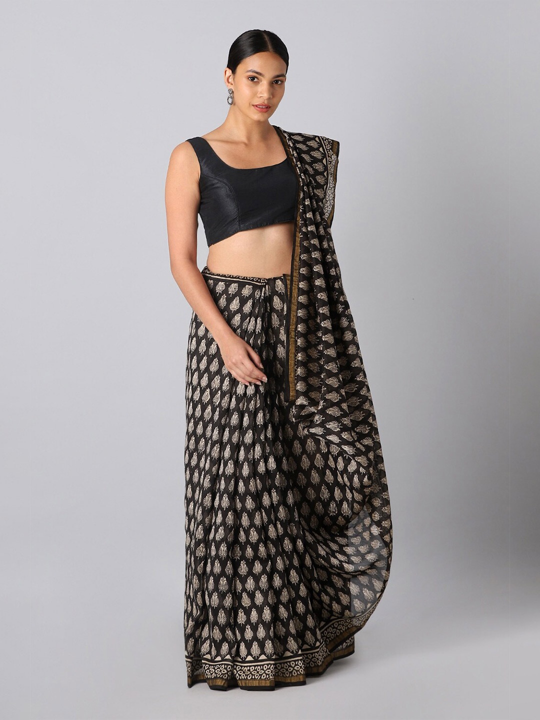 

Taneira Black & White Ethnic Motifs Zari Silk Cotton Bagru Saree