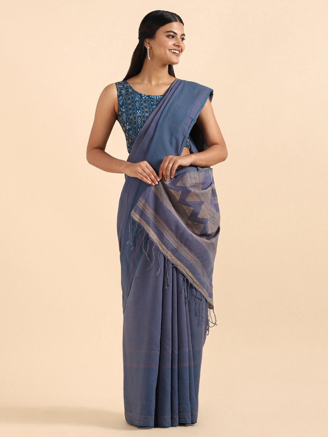 

Taneira Blue And Gold Toned Striped Jamdani Saree