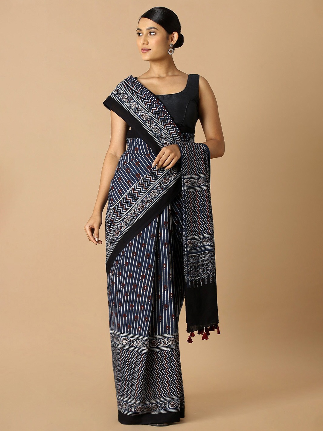 

Taneira Blue & White Ethnic Motif Pure Cotton Saree