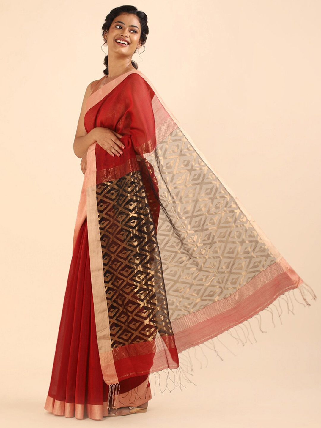 

Taneira Red & Gold-Toned Silk Cotton Saree