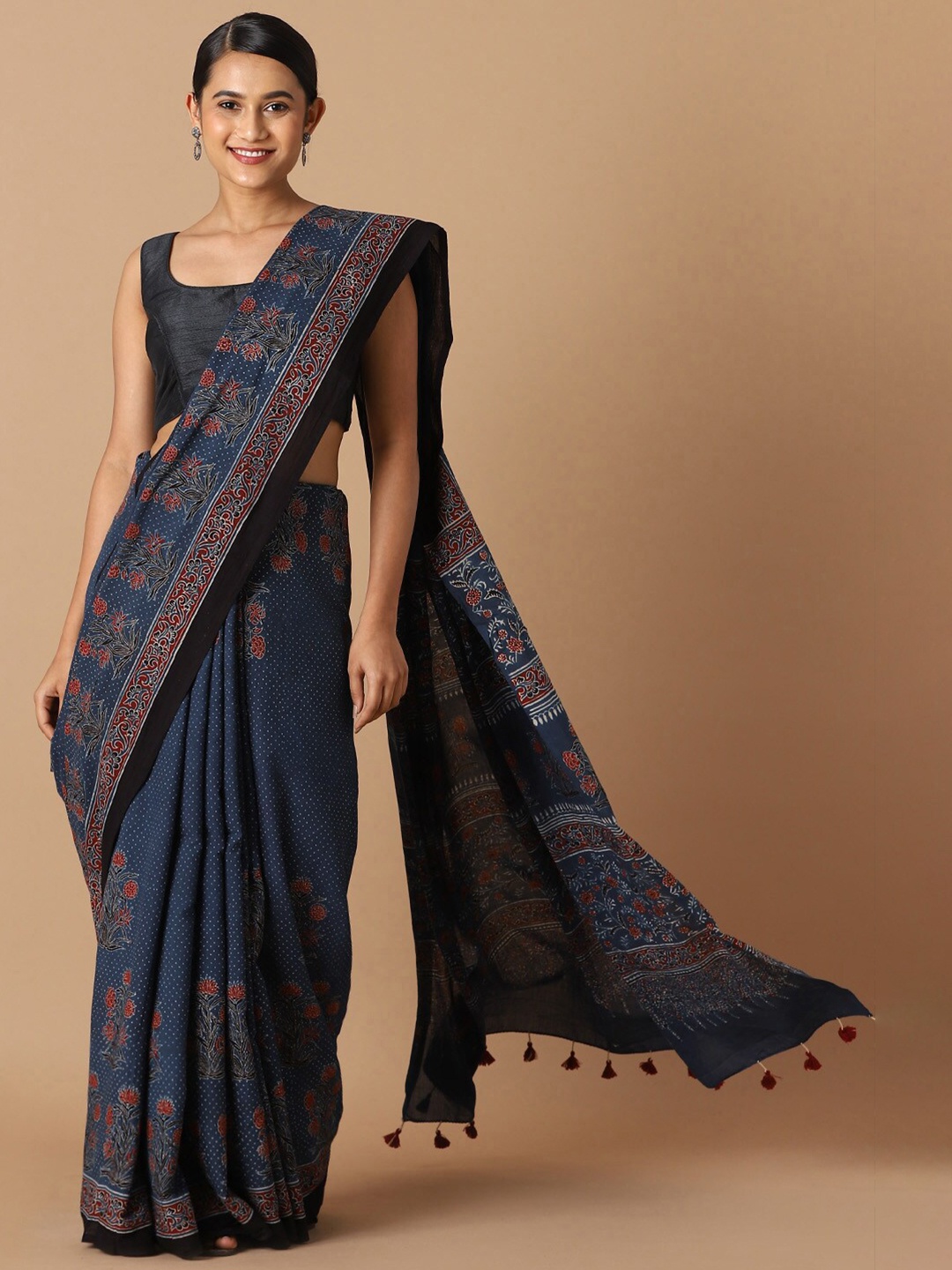 

Taneira Blue & White Floral Pure Cotton Saree