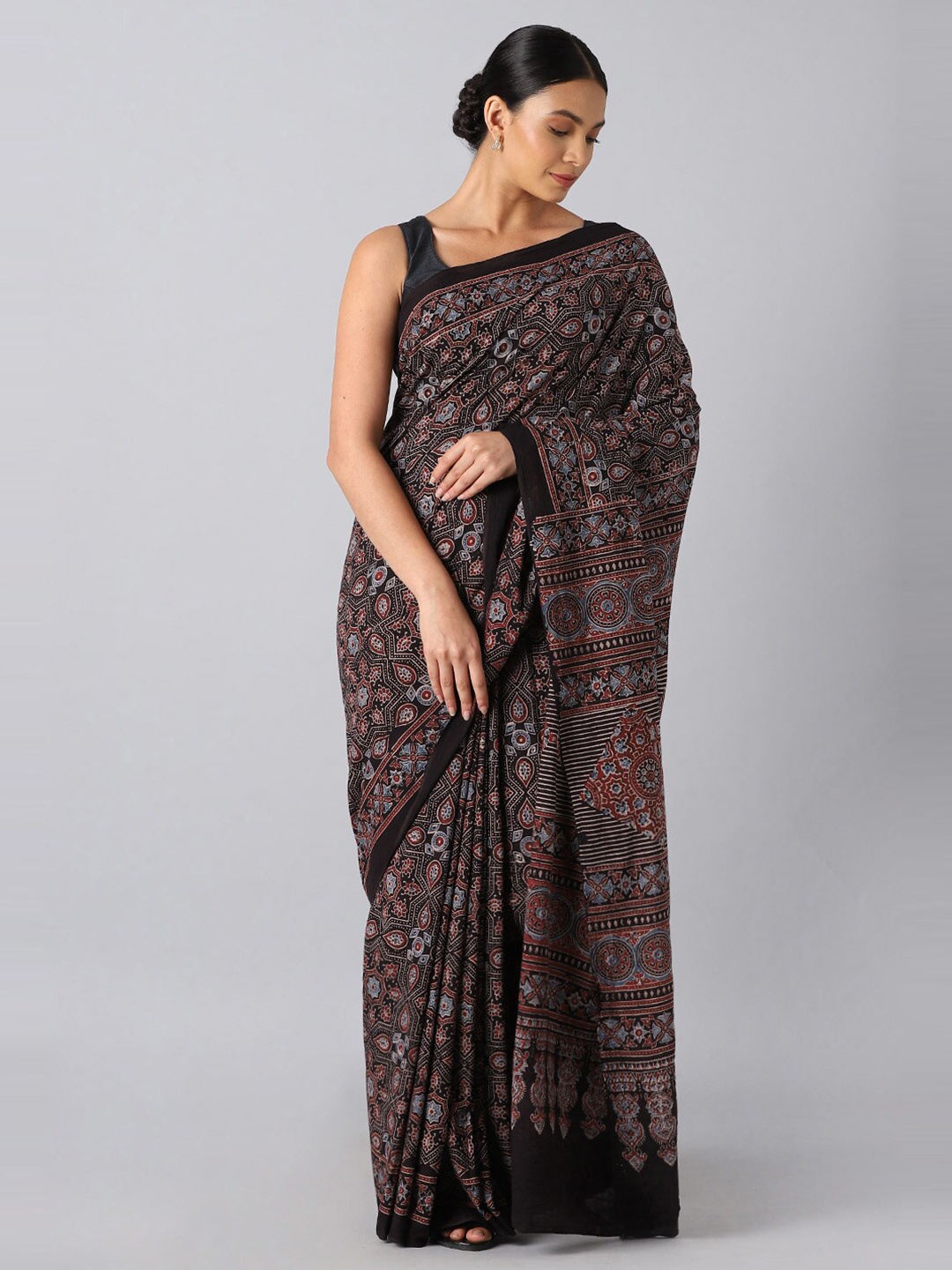 

Taneira Black & Cream-Coloured Ethnic Motifs Pure Cotton Saree