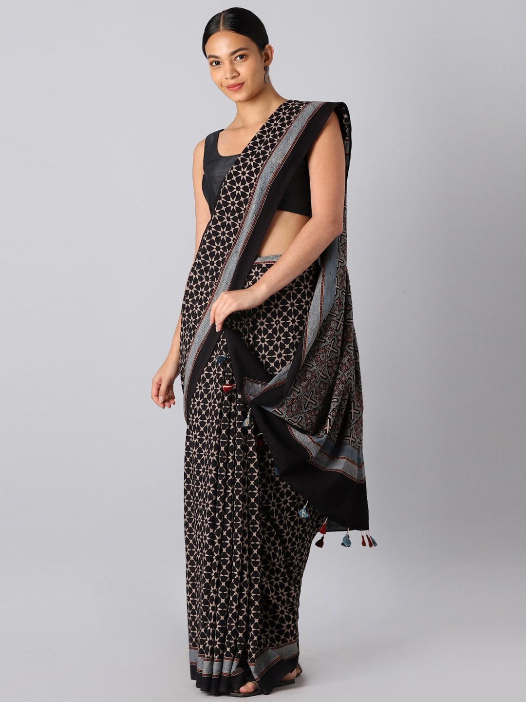 

Taneira Black & Brown Ethnic Motifs Pure Cotton Saree