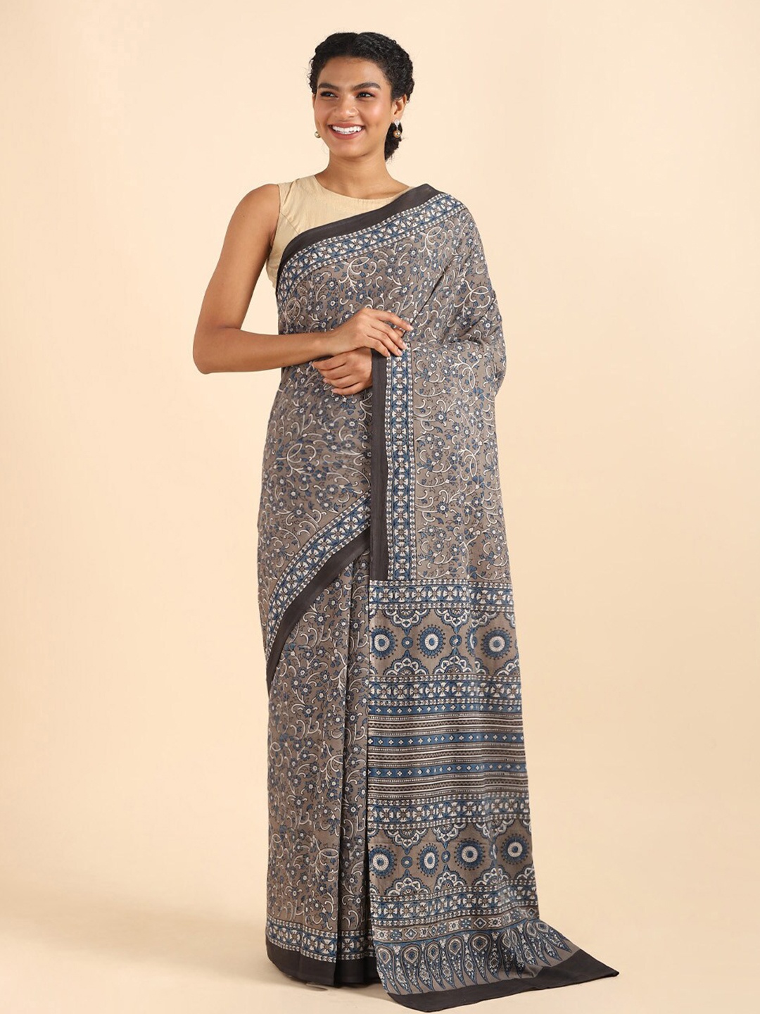 

Taneira Grey & White Floral Pure Cotton Saree