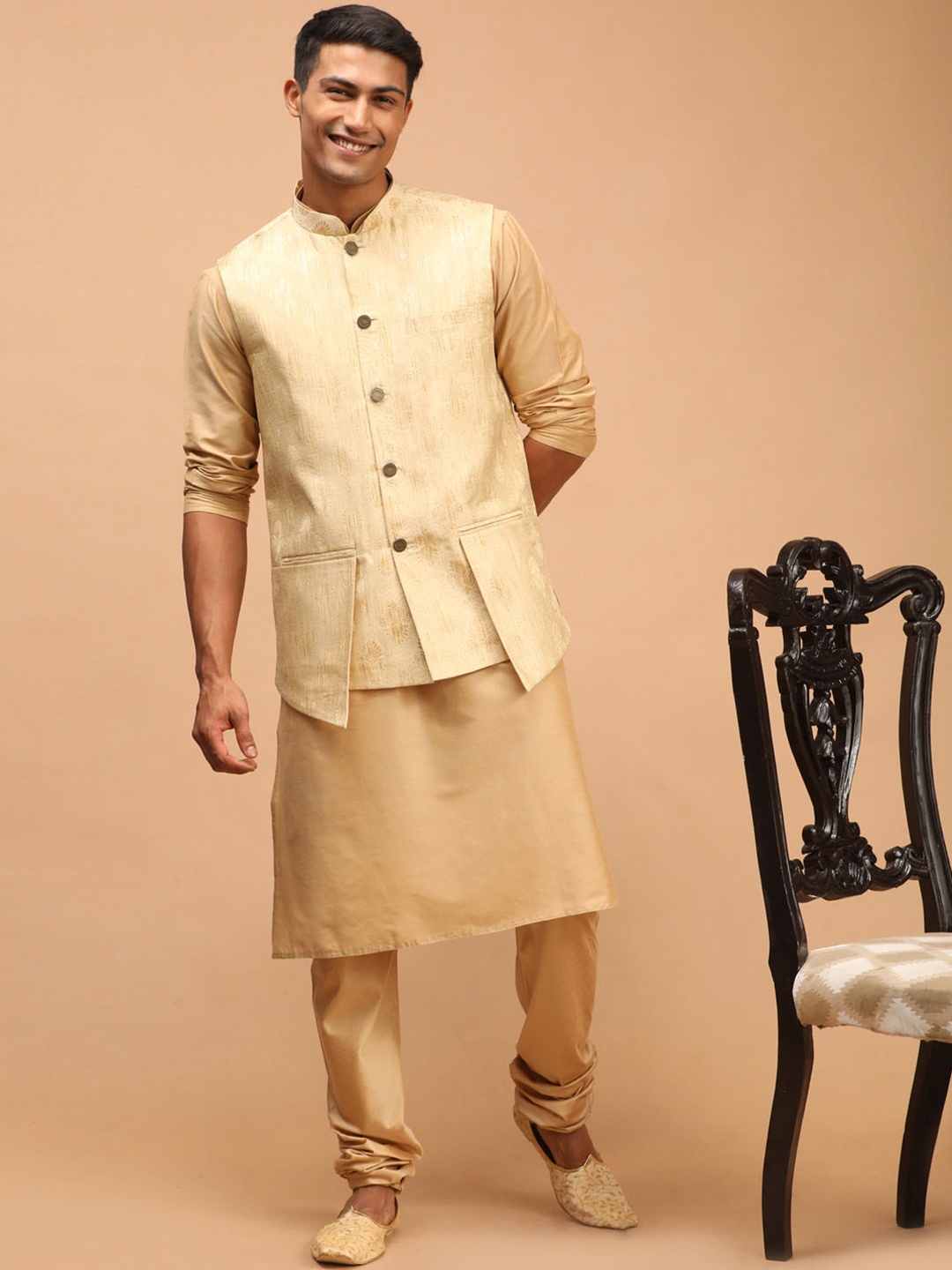 

VASTRAMAY Men Gold Woven Ethnic Jacket & Solid Kurta Pyjama Set, Rose gold