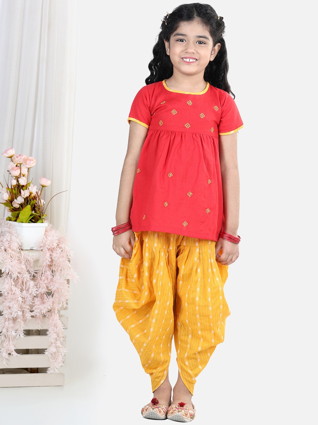 

Kinder Kids Girls Red Floral Printed Pure Cotton Kurti with Patiala & With Dupatta