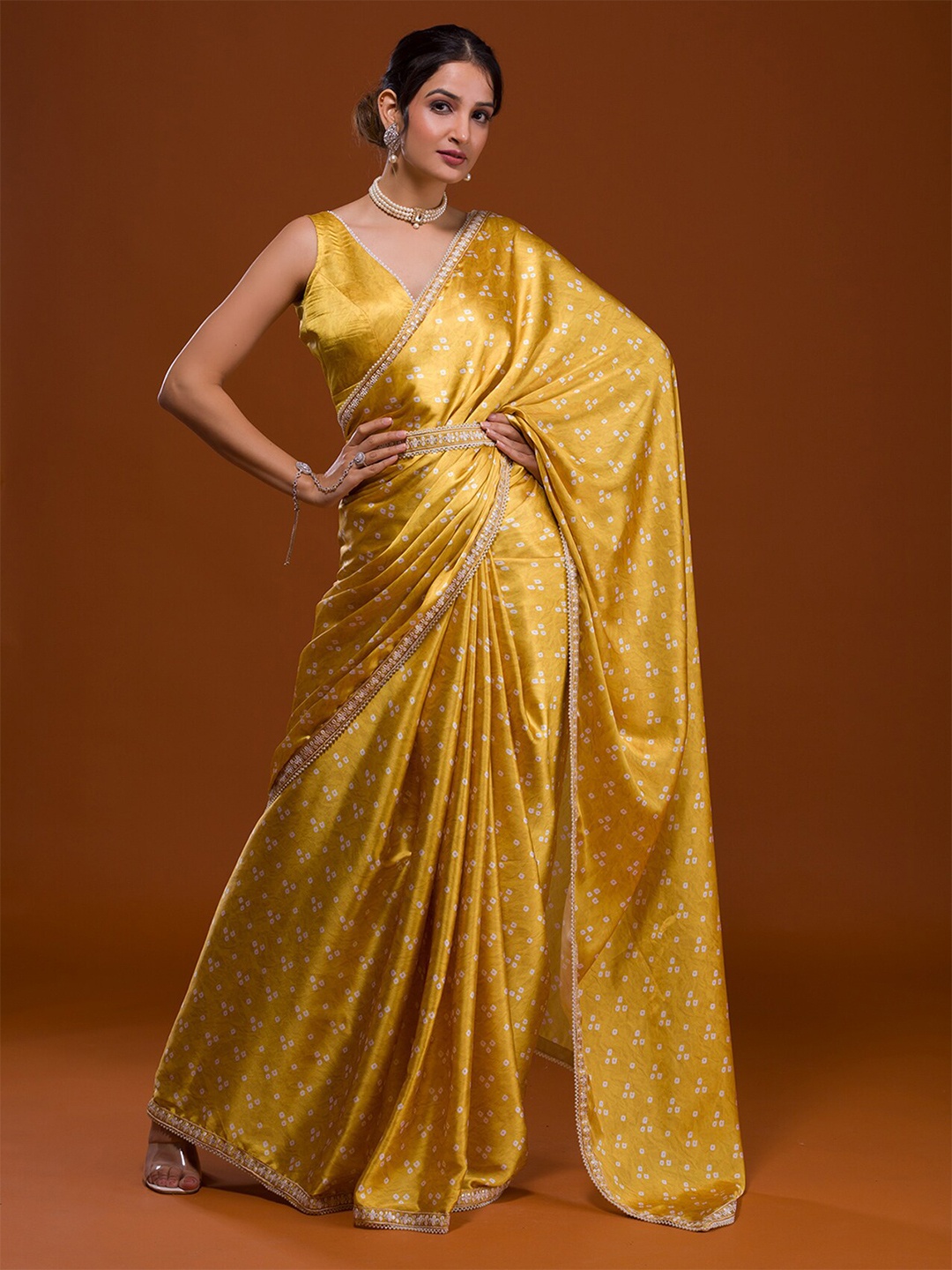 

Koskii Yellow & White Bandhani Embroidered Bandhani Saree